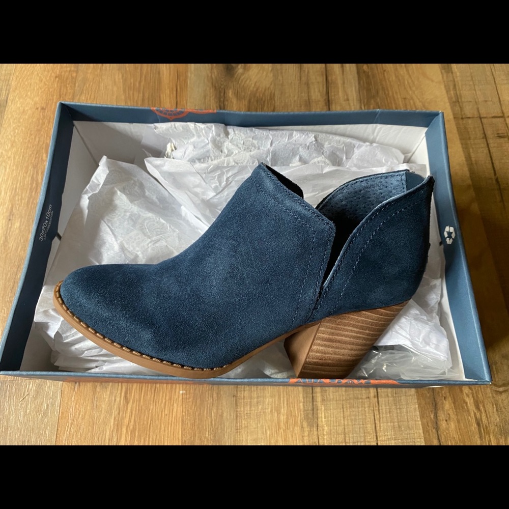 Carlos Santana Navy booties